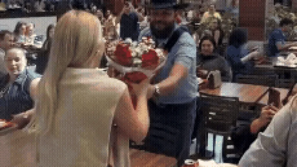 Zé Barba faz serenata para esposa em shopping e viraliza