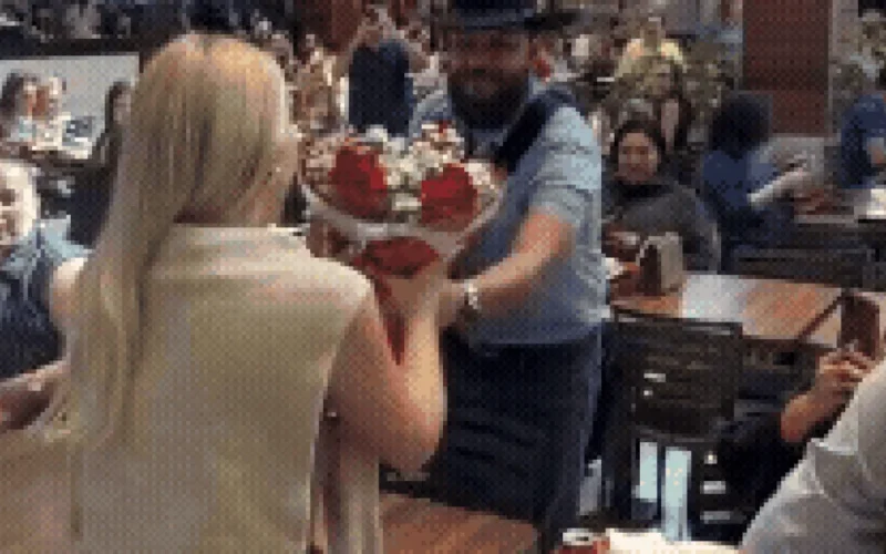 Zé Barba faz serenata para esposa em shopping e viraliza