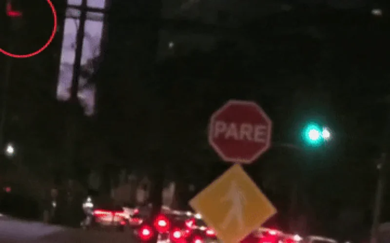 Falha em semáforo deixa dois sinais verdes no horário de pico