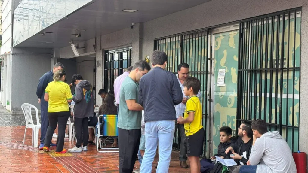 Nem chuva nem jogo do Brasil param crianças na troca de figurinhas