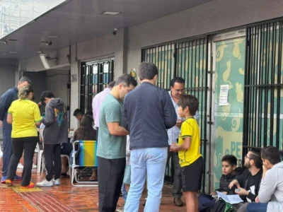 Nem chuva nem jogo do Brasil param crianças na troca de figurinhas