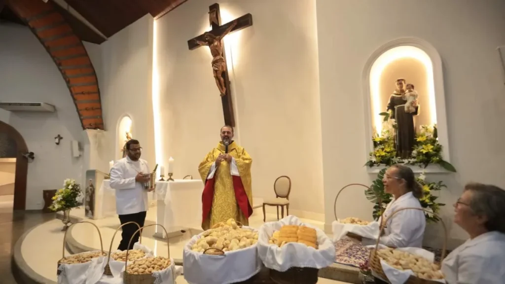 Santo Antônio: caridade supera fama de casamenteiro