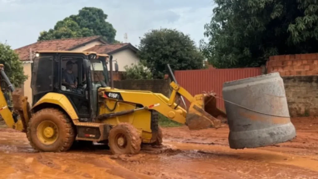 Chuvas em Três Lagoas abrem cratera e adiam desfile de 111 anos
