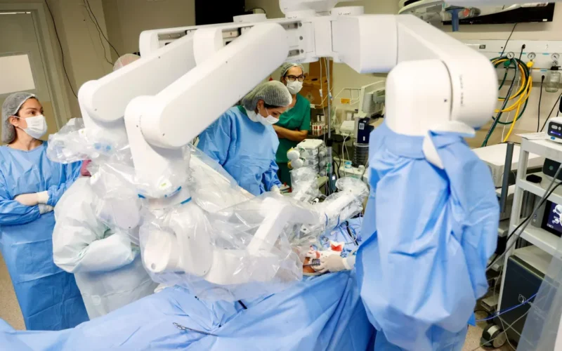 MS lidera cirurgia robótica inédita com Chile e Panamá