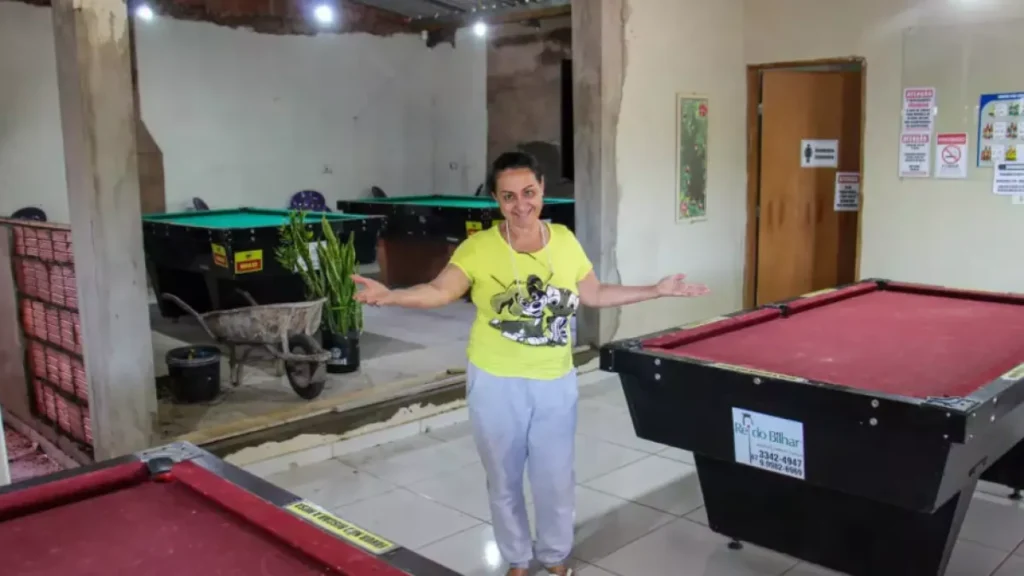 Aos 60, cozinheira vende carro e transforma varanda em bar de sinuca