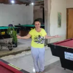 Aos 60, cozinheira vende carro e transforma varanda em bar de sinuca