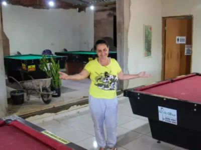 Aos 60, cozinheira vende carro e transforma varanda em bar de sinuca