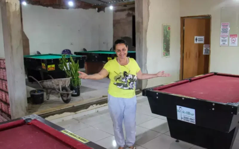 Aos 60, cozinheira vende carro e transforma varanda em bar de sinuca