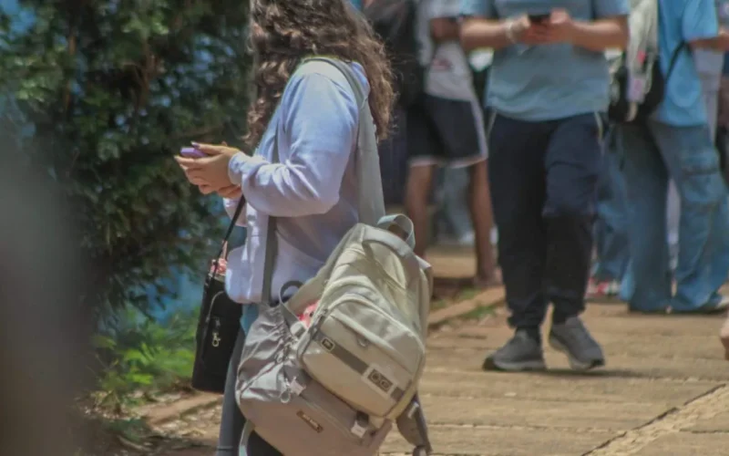 Mulheres ampliam vantagem na escolarização após os 15 anos em MS