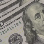 Dólar cai a R$ 5,16 com dados de emprego no Brasil