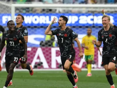 Canadá vence África do Sul nos acréscimos e avança às oitavas