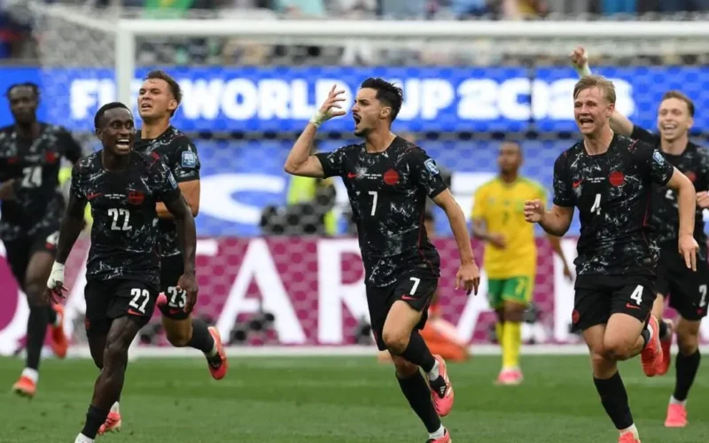 Canadá vence África do Sul nos acréscimos e avança às oitavas