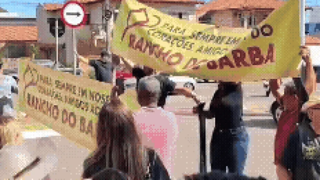 Despedida de Barba tem violada e fogos em frente ao Rancho