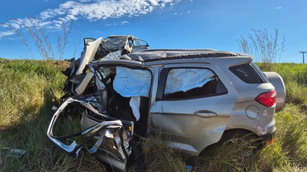 Três morrem em grave batida entre carros na BR-463