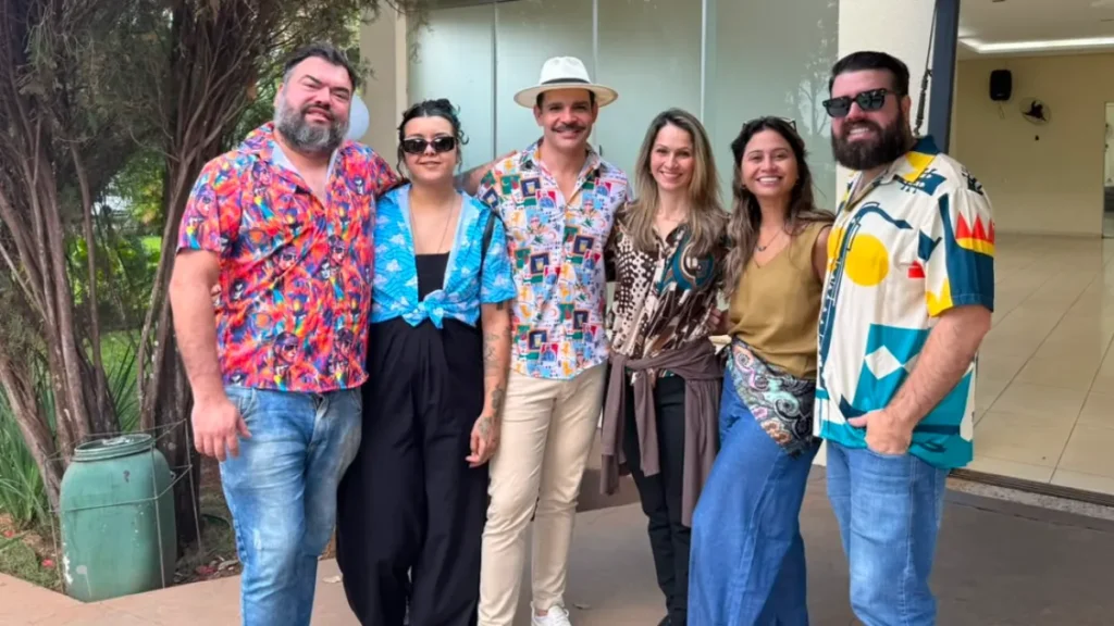 Amigos vestem blusas coloridas em despedida de Tiago Pitthan