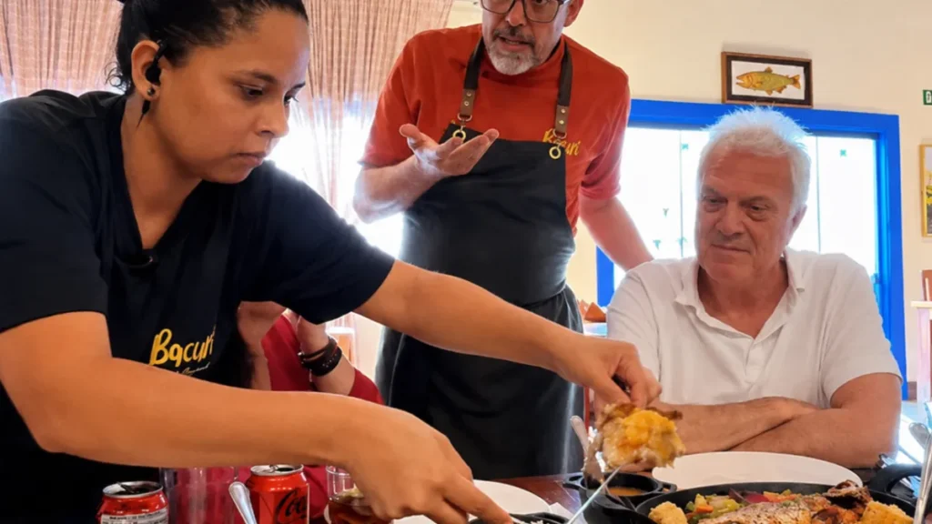 Pedro Bial prova a culinária de MS em Bonito e aprova