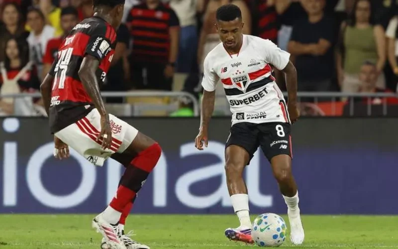 Flamengo empata com São Paulo e perde chance de encostar no líder