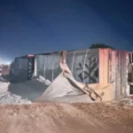 Carreta tomba em obra na BR-163 e motorista fica ferido