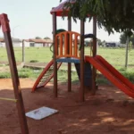 Praça sem placa: abandono apaga homenagem a menino morto