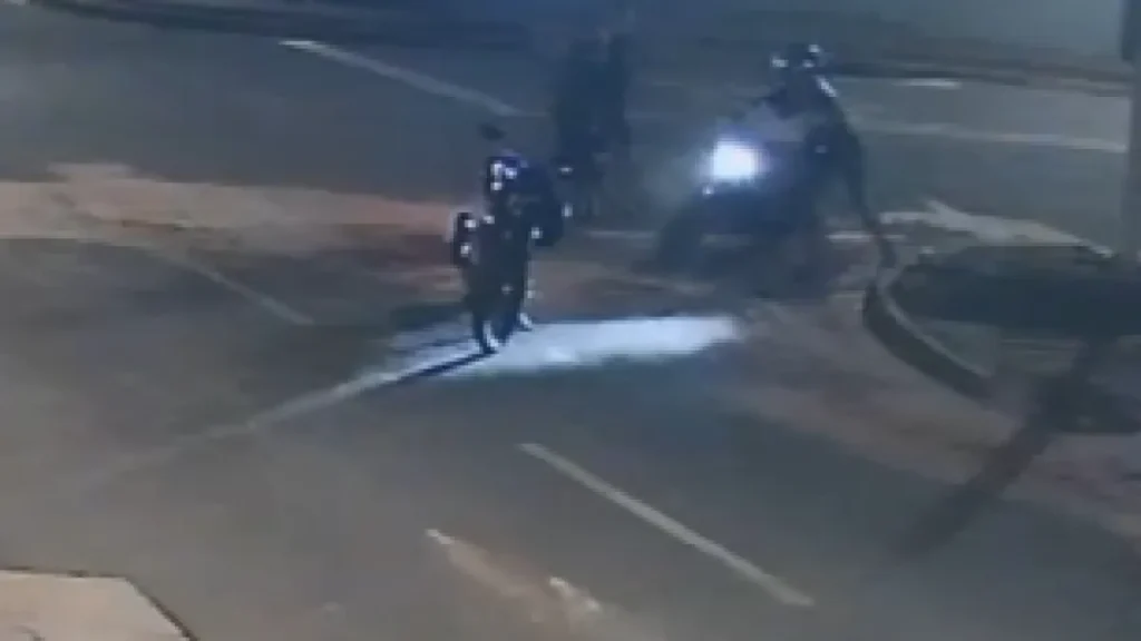 Dupla cerca jovem e furta moto em rua das Moreninhas