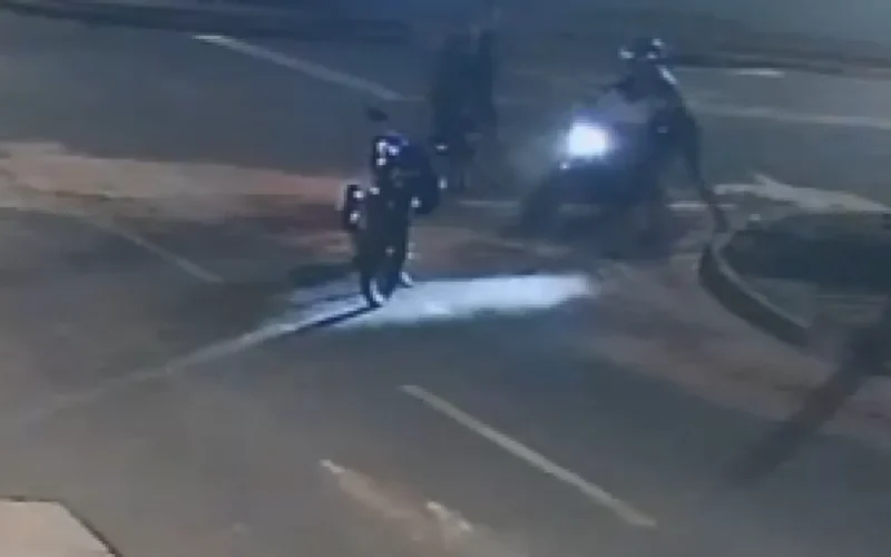 Dupla cerca jovem e furta moto em rua das Moreninhas