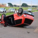 Acidente entre Uno e Gol deixa carros destruídos na Vila Sobrinho