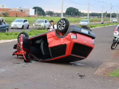 Acidente entre Uno e Gol deixa carros destruídos na Vila Sobrinho