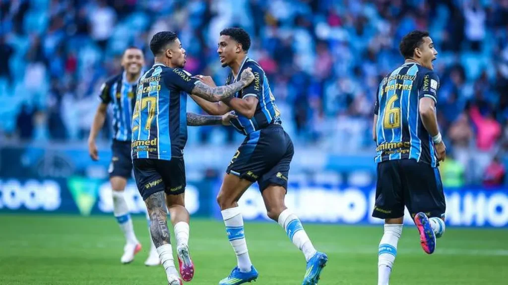Grêmio vira sobre São Paulo, vence por 2 a 1 e deixa o Z4