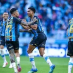 Grêmio vira sobre São Paulo, vence por 2 a 1 e deixa o Z4