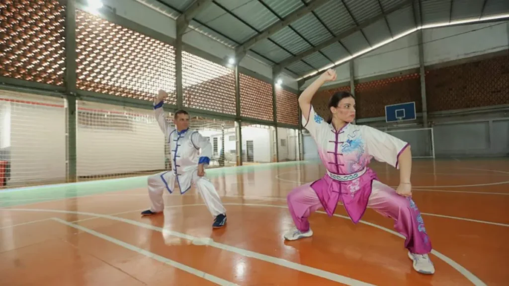 Pais passam kung-fu às filhas e fortalecem laços