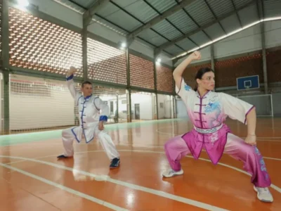 Pais passam kung-fu às filhas e fortalecem laços