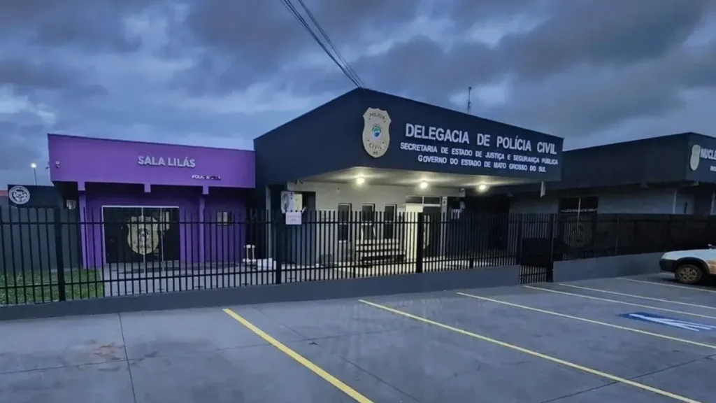 Jovem de 23 anos é morto a tiros ao abrir portão de casa