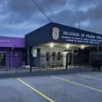 Jovem de 23 anos é morto a tiros ao abrir portão de casa