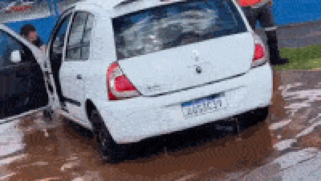 Kwid atola em buraco, alaga e motorista de app perde dia de trabalho