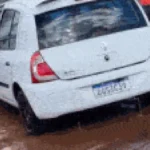 Kwid atola em buraco, alaga e motorista de app perde dia de trabalho