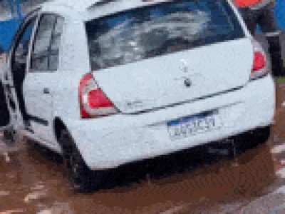 Kwid atola em buraco, alaga e motorista de app perde dia de trabalho