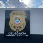 Homem lava mandioca em pia de batismo e ataca padre em MS
